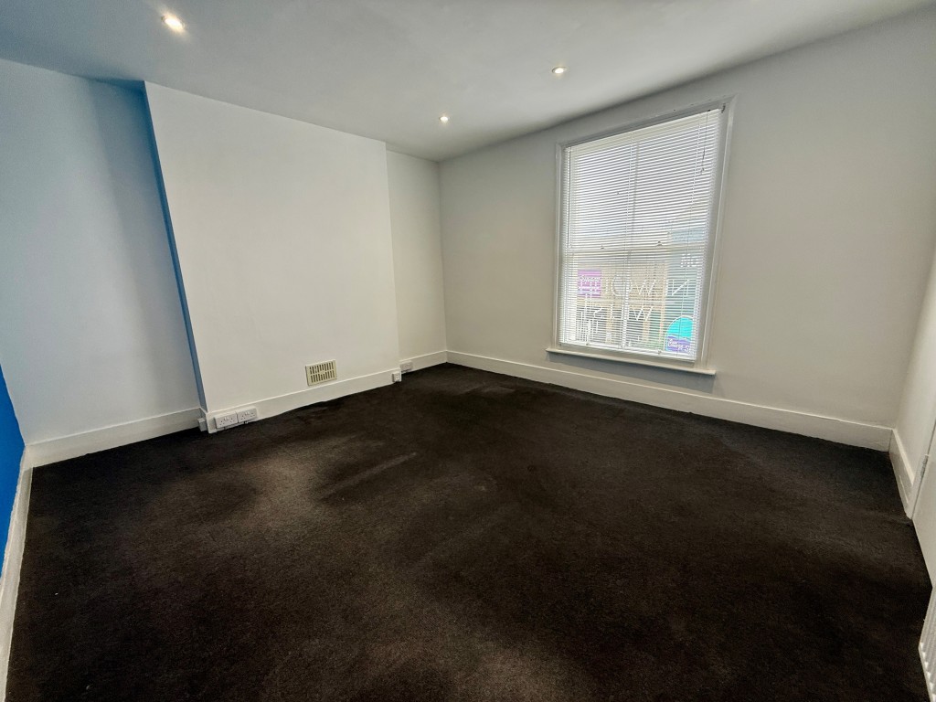 Lot: 74 - OFFICES WITH POTENTIAL FOR RESIDENTIAL CONVERSION - Room five